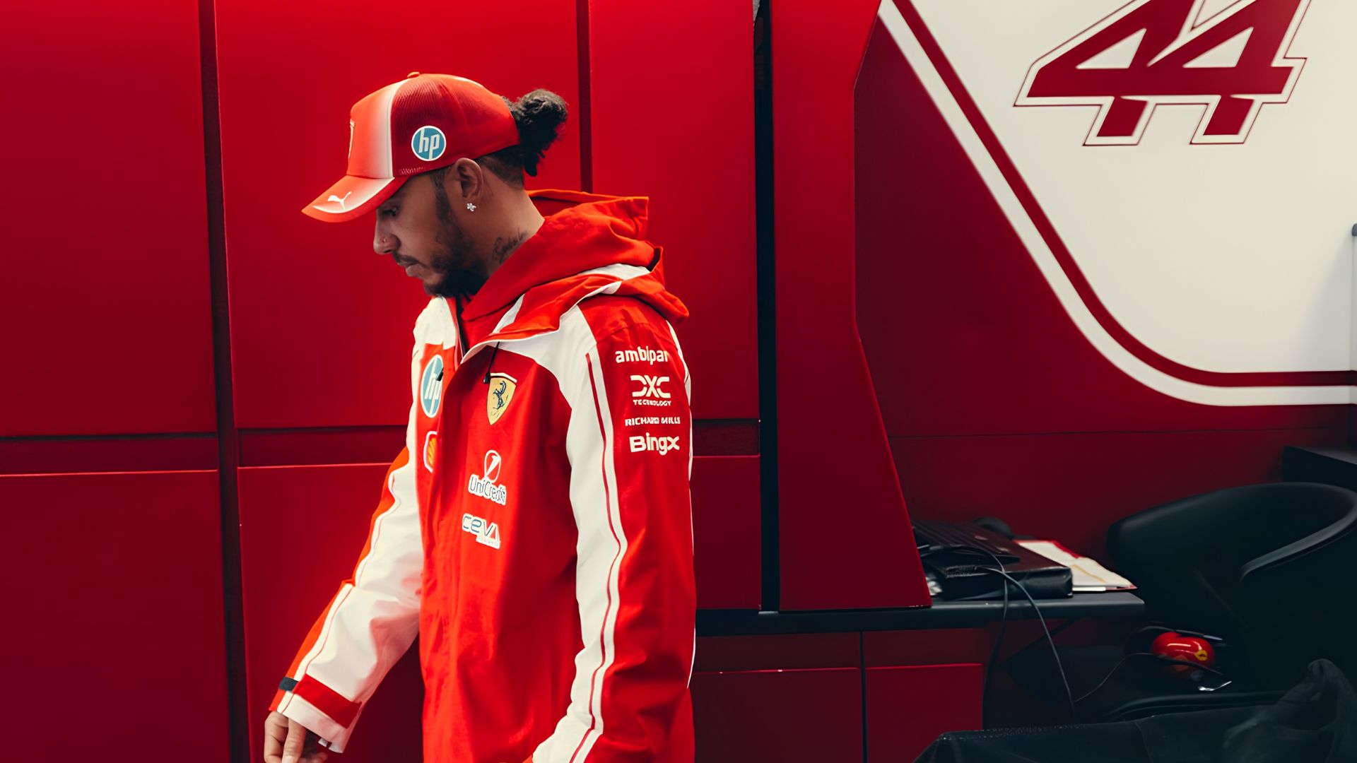 Hamilton esplode contro Ferrari e Leclerc dopo Zandvoort: «Modo eccellente di perdere tempo»
