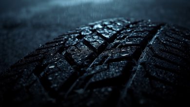 Battistrada ravvicinato su asfalto bagnato: come scegliere fra gomme all season, estive e invernali