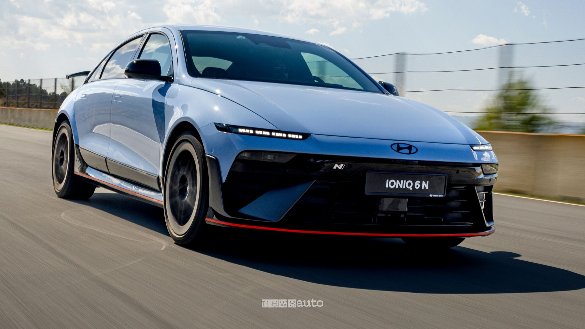 Hyundai Ioniq 6 N in azione in pista, con design sportivo e tecnologia avanzata per prestazioni elevate, immagine di approfondimento