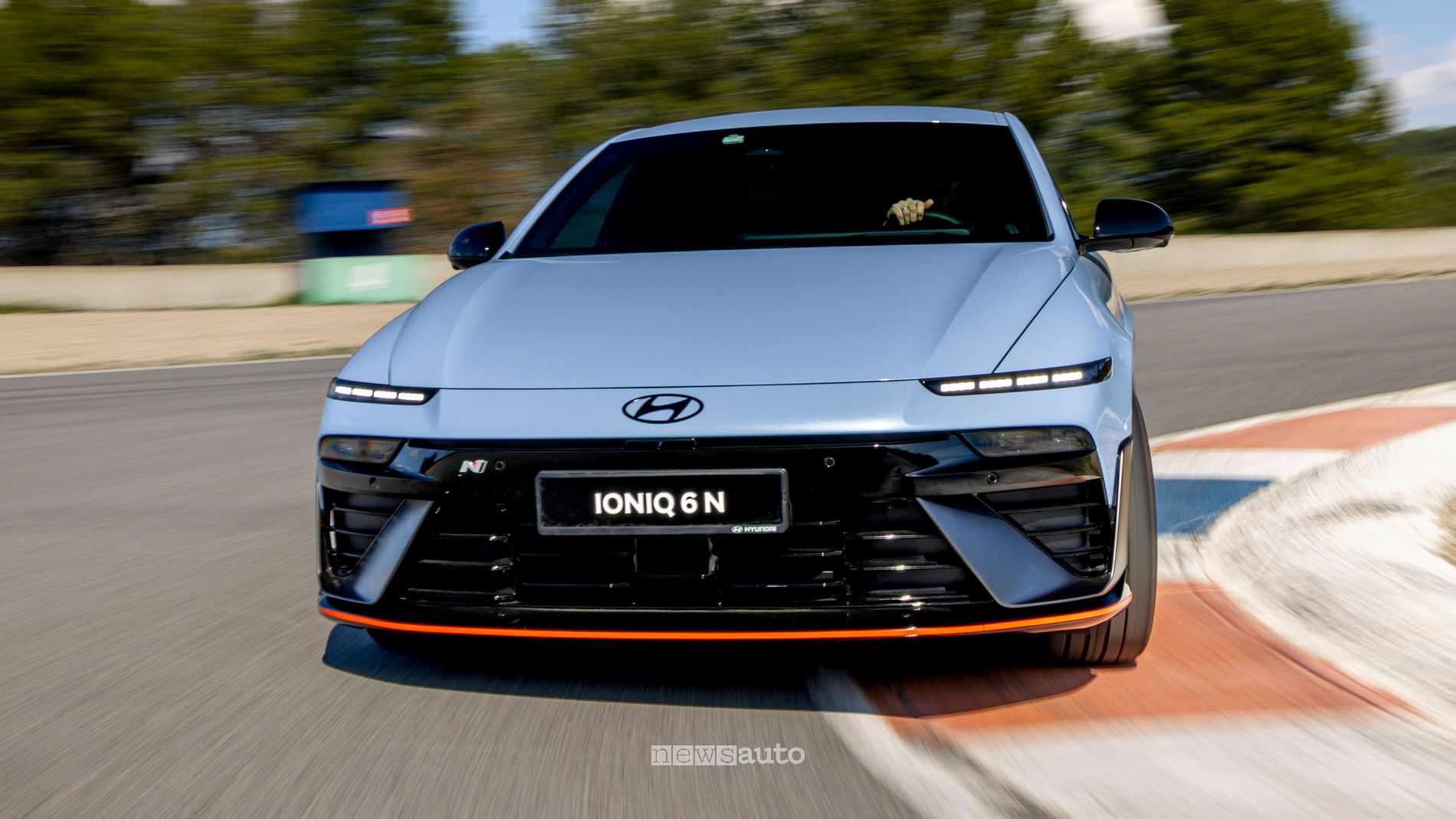 Hyundai Ioniq 6 N in azione in pista, con design sportivo e tecnologia avanzata per prestazioni elevate