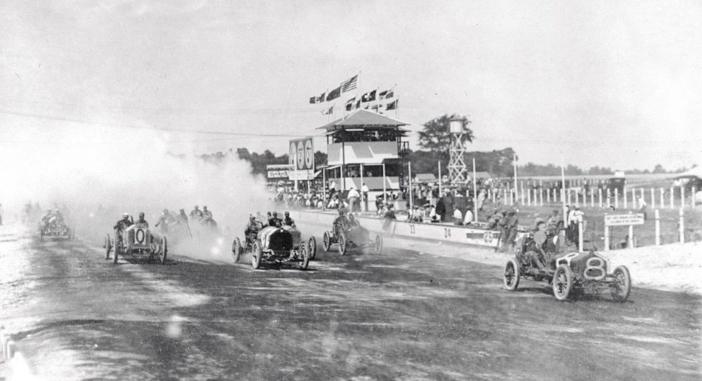 Indianapolis Motor Speedway la primissima corsa automobilistica ufficiale della sua storia, organizzata sotto l'egida dell’AAA (American Automobile Association).