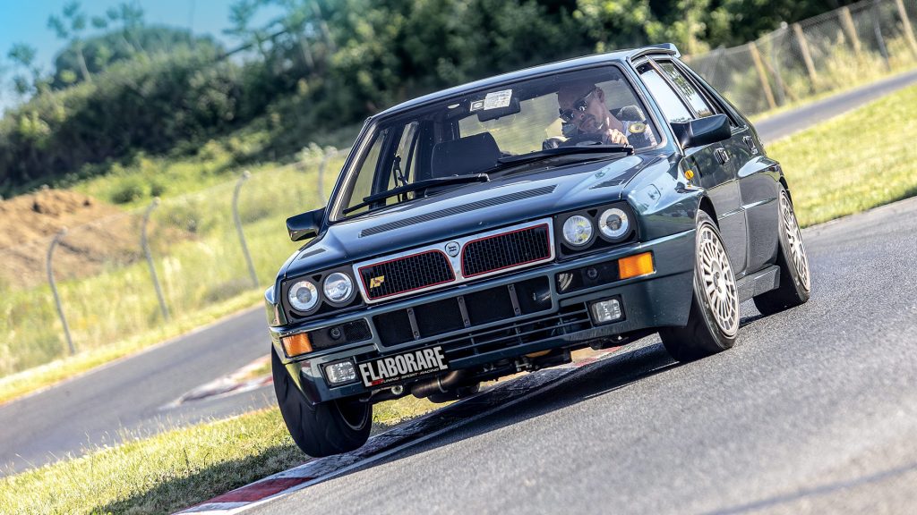 Lancia Delta Integrale in appoggio dopo il trasferimento di carico in curva. 