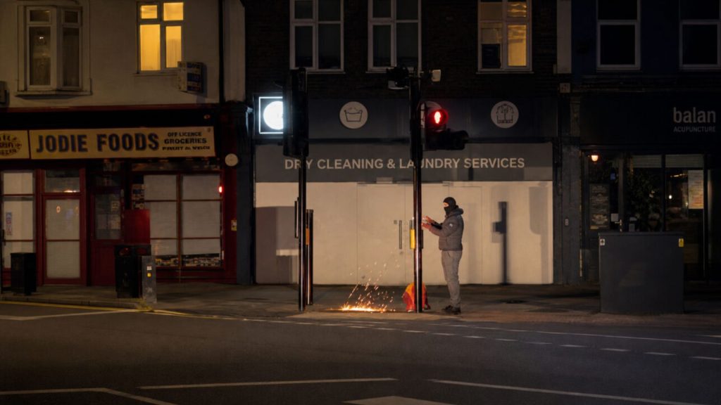 Blade-Runner durante un atto di vandalismo in una zona ULEZ di Londra