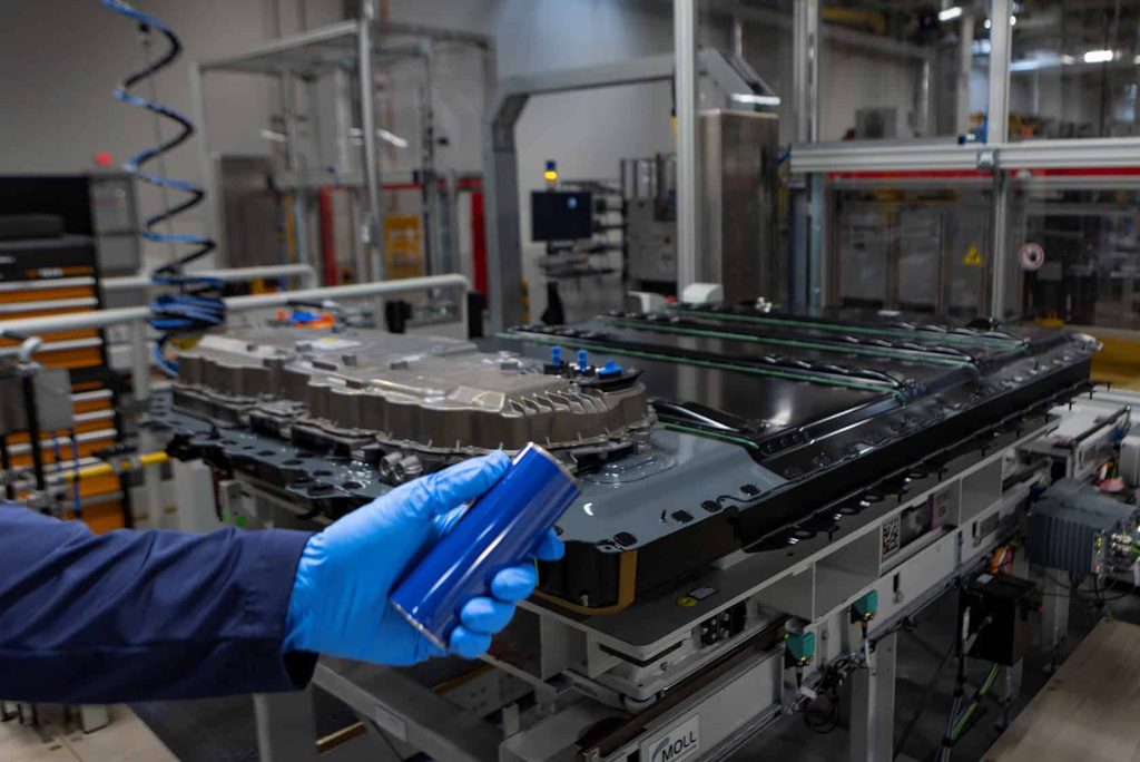 Le dimensioni molto grandi delle celle cilindriche Gen6  con diametro di 46 mm sulle batterie delle nuove BMW elettriche