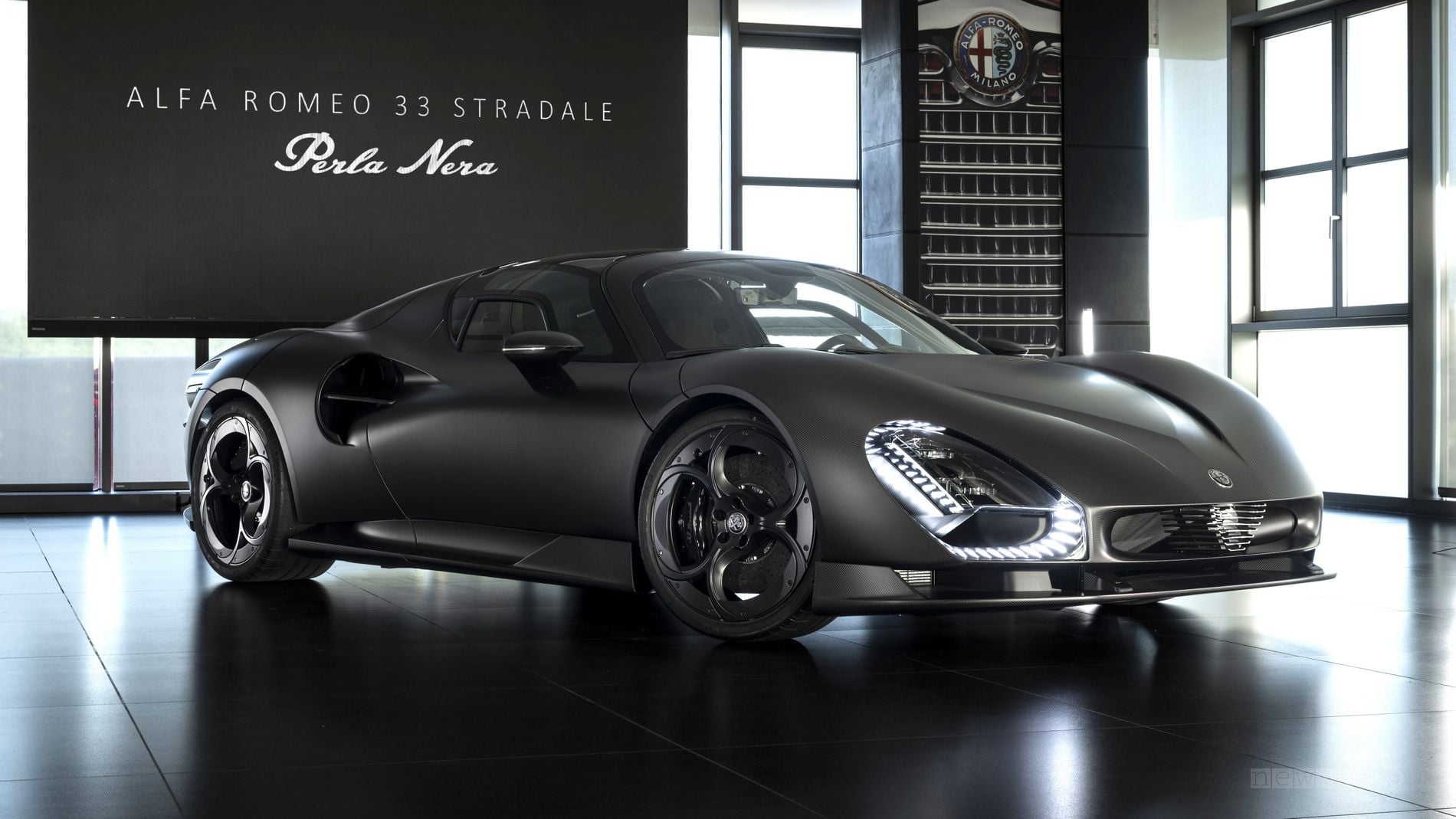 Alfa Romeo 33 Stradale Perla Nera: carbonio a vista e interni su misura