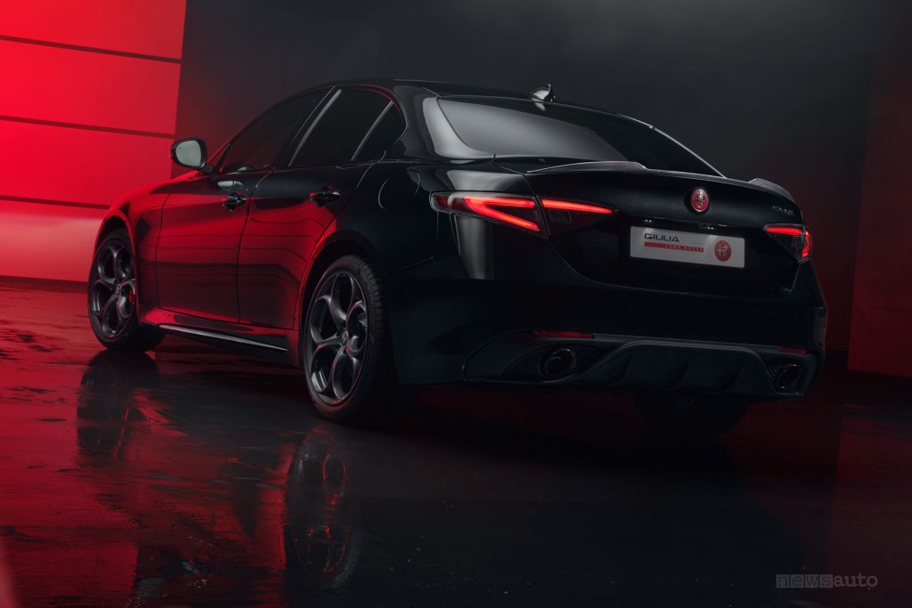 Alfa Romeo Giulia Luna Rossa posteriore 3/4