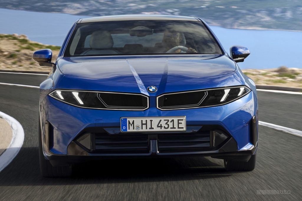 Nuova BMW Serie 3 i3 50 xDrive su strada