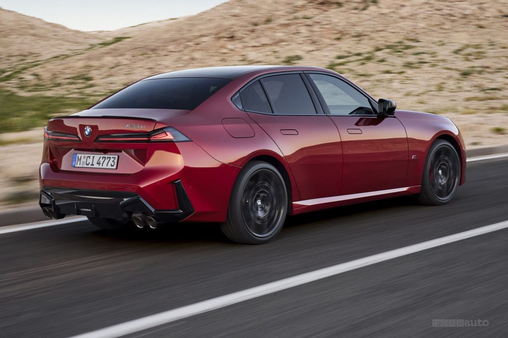 Nuova BMW Serie 3 M350 xDrive su strada