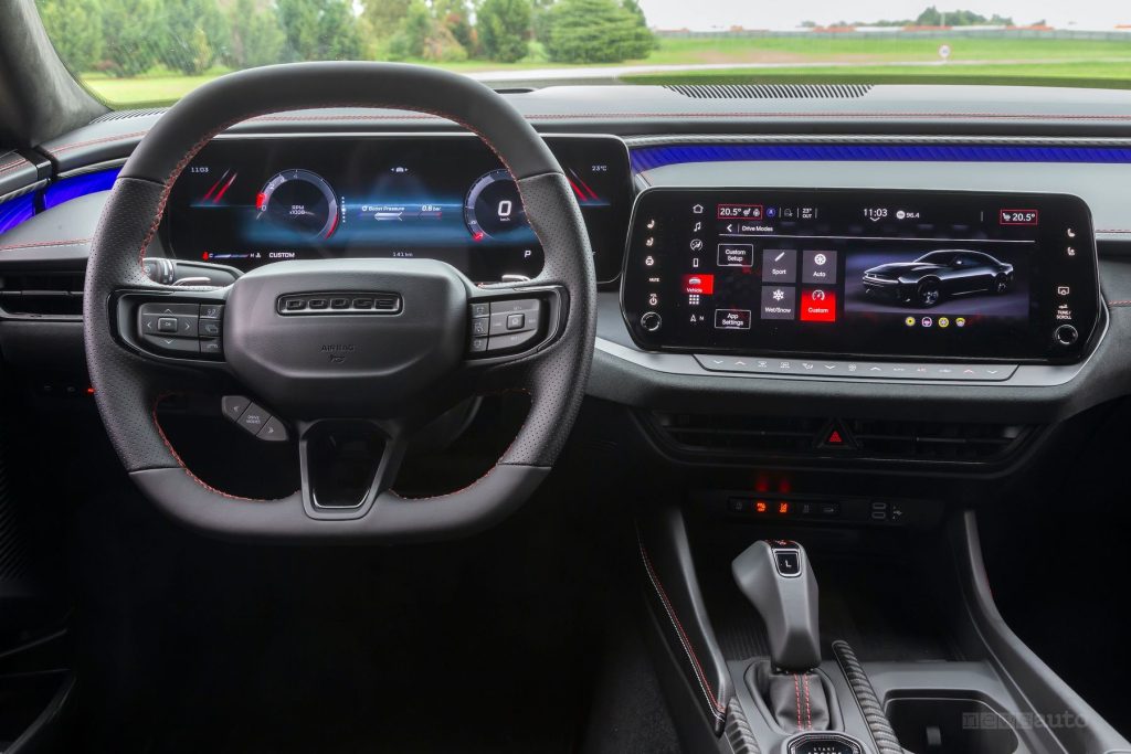 Dodge Charger Sixpack volante, display infotainment