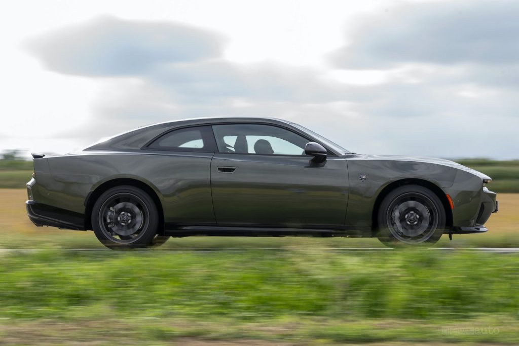 Dodge Charger Sixpack su strada