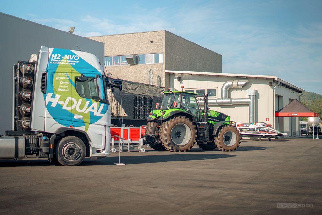 Camion Ford Trucks H-DUAL con il trattore alimentato a biometano