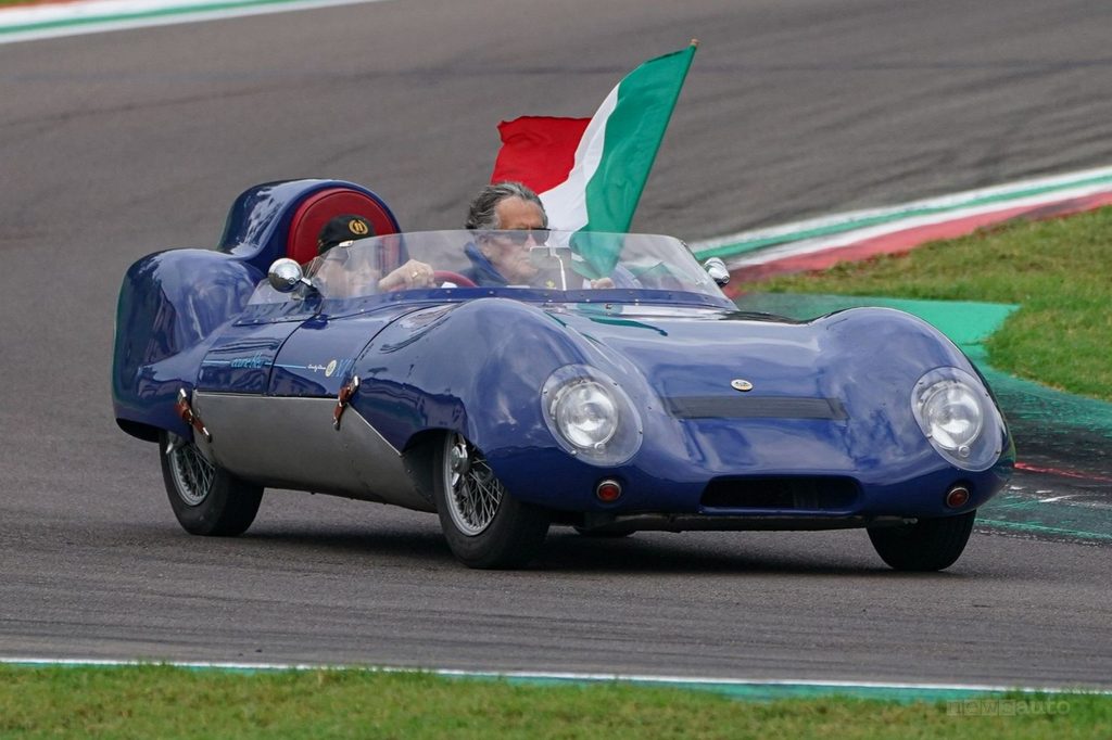 Gian Carlo Minardi nel giro di pista a bordo della Lotus Eleven del 1956