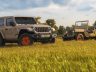 Jeep Wrangler JL-2A insieme alla Willys CJ-2A della 1945