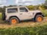Jeep Wrangler JL-2A in azione sullo sterrato