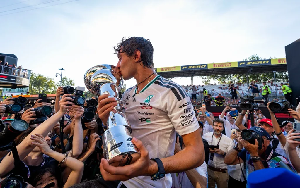Il meritato trofeo di Monza che Kimi Antonelli bacia con grande gioia anche di tutti i presenti