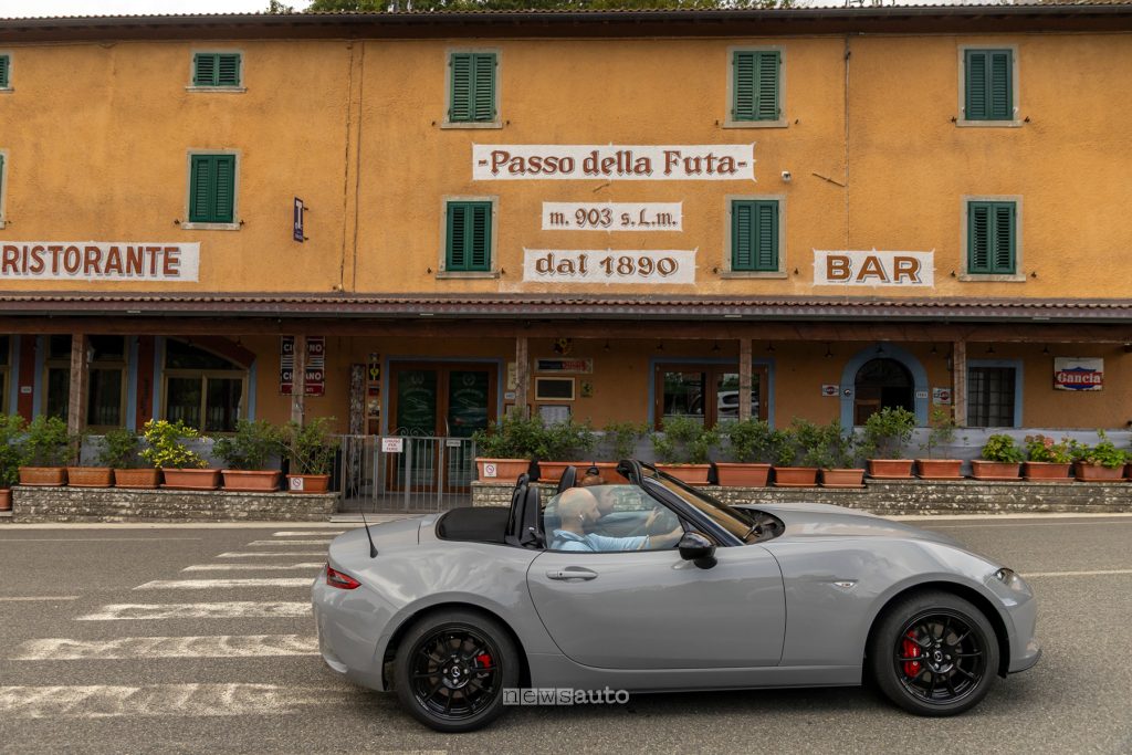 Mazda MX-5 2027 su strada lungo il passo della futa