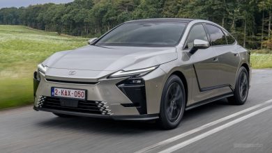Nuova Lexus ES 300h su strada