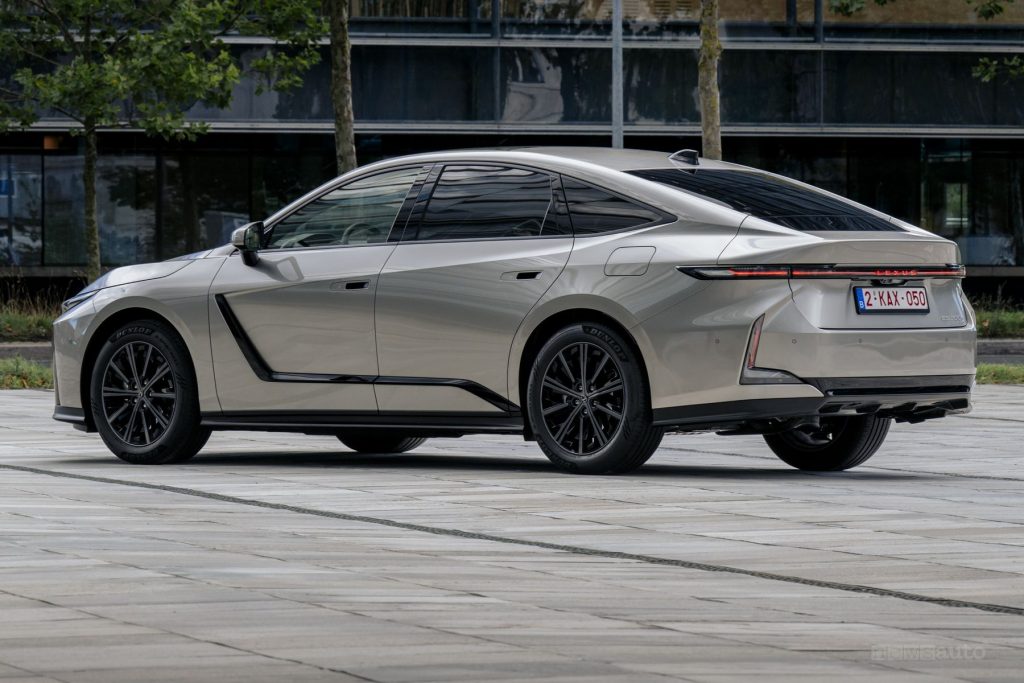 Nuova Lexus ES 300h posteriore 3/4