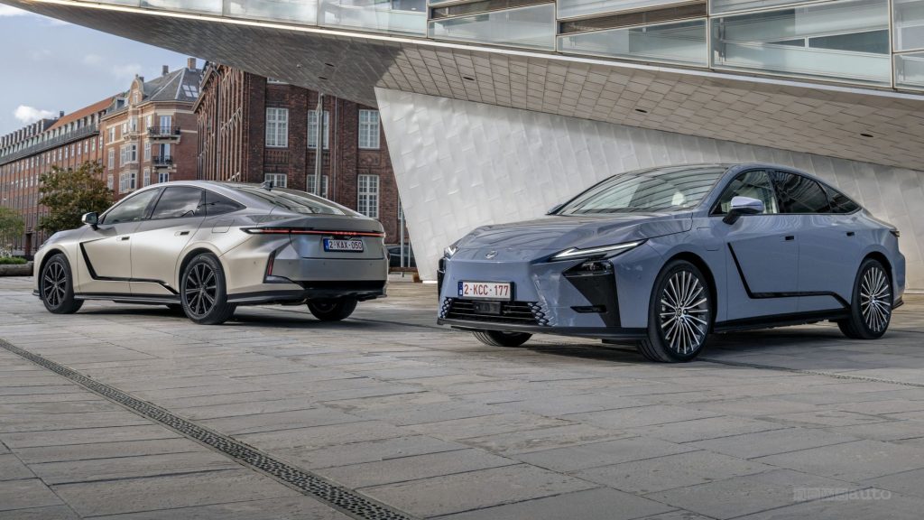 Nuova Lexus ES 350e e 300h