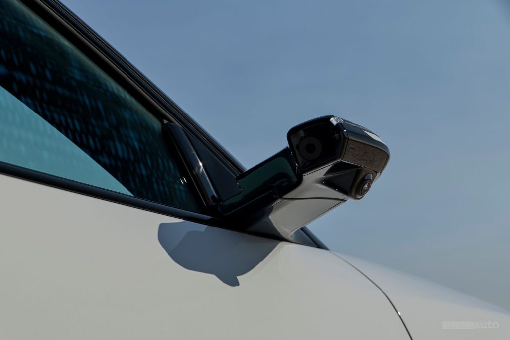 Mazda CX-6e, Aero Grey retrovisore digitale con telecamera