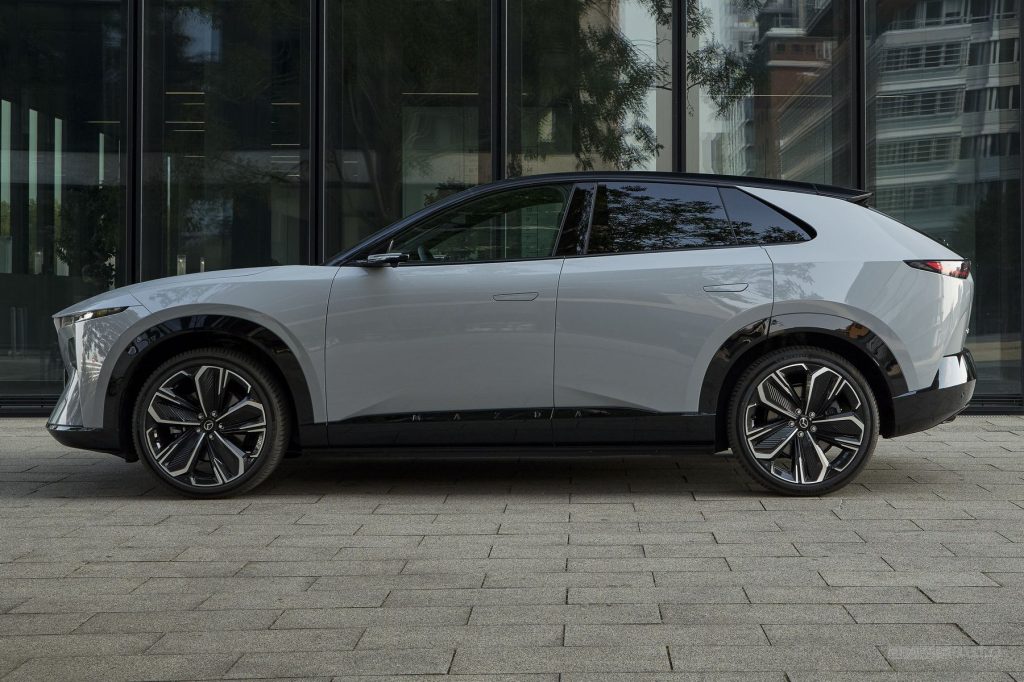 Mazda CX-6e, Aero Grey laterale