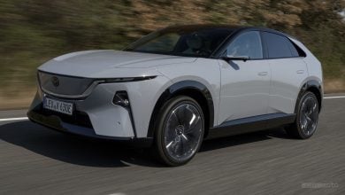 Mazda CX-6e, Aero Grey su strada