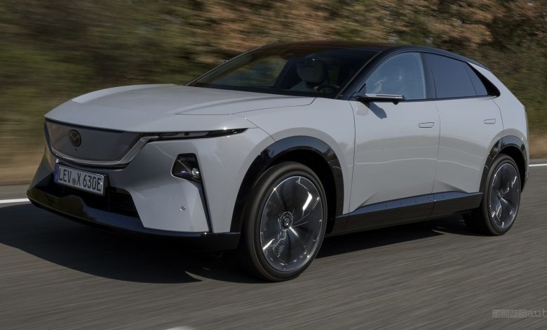 Mazda CX-6e, Aero Grey su strada