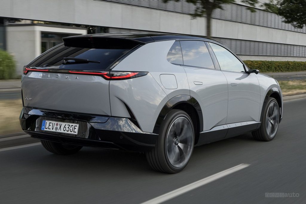 Mazda CX-6e, Aero Grey su strada
