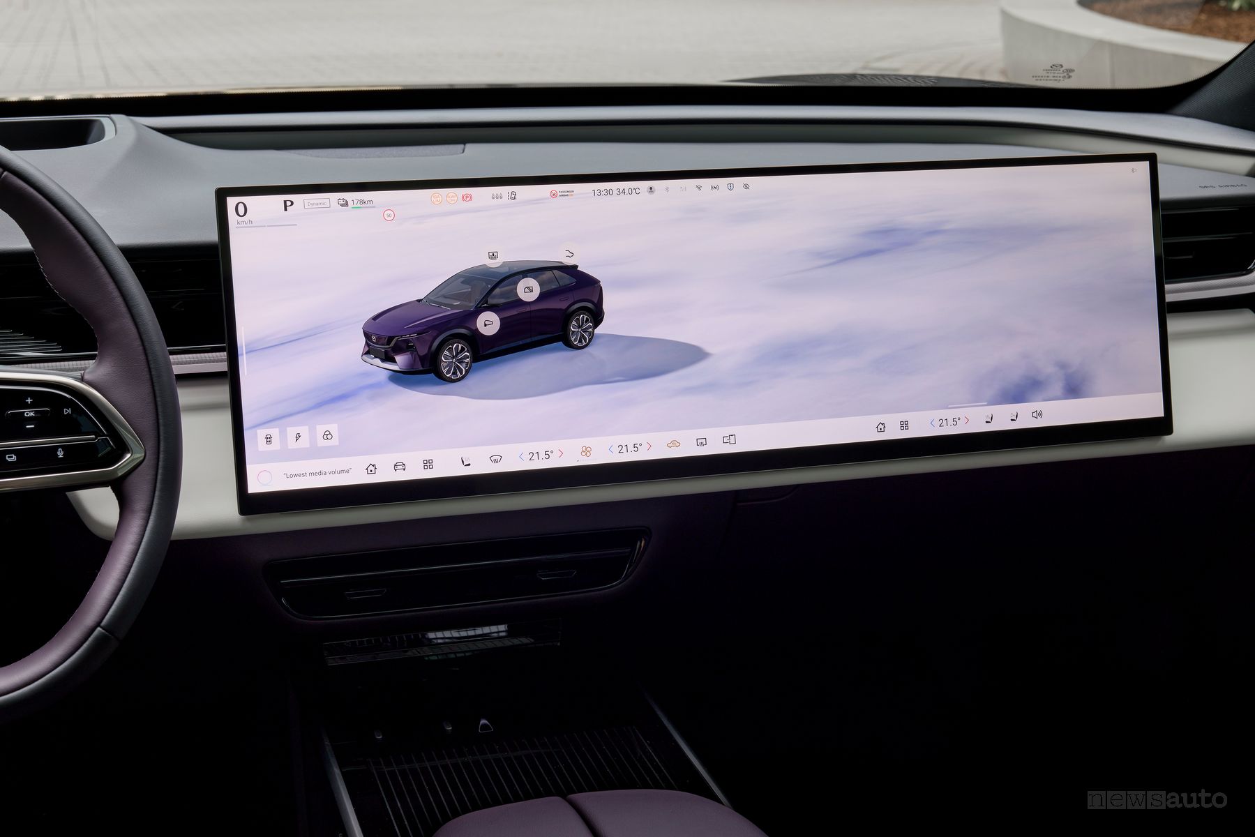 Mazda CX-6e, Nightfall Violet display infotainment da 26"
