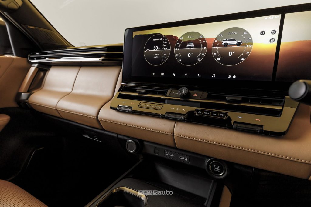 Nuova Mitsubishi Pajero info guida off road display infotainment