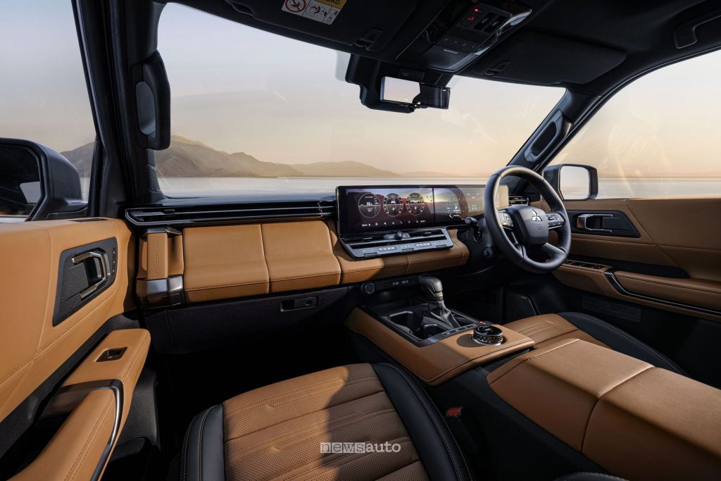 Nuova Mitsubishi Pajero plancia abitacolo