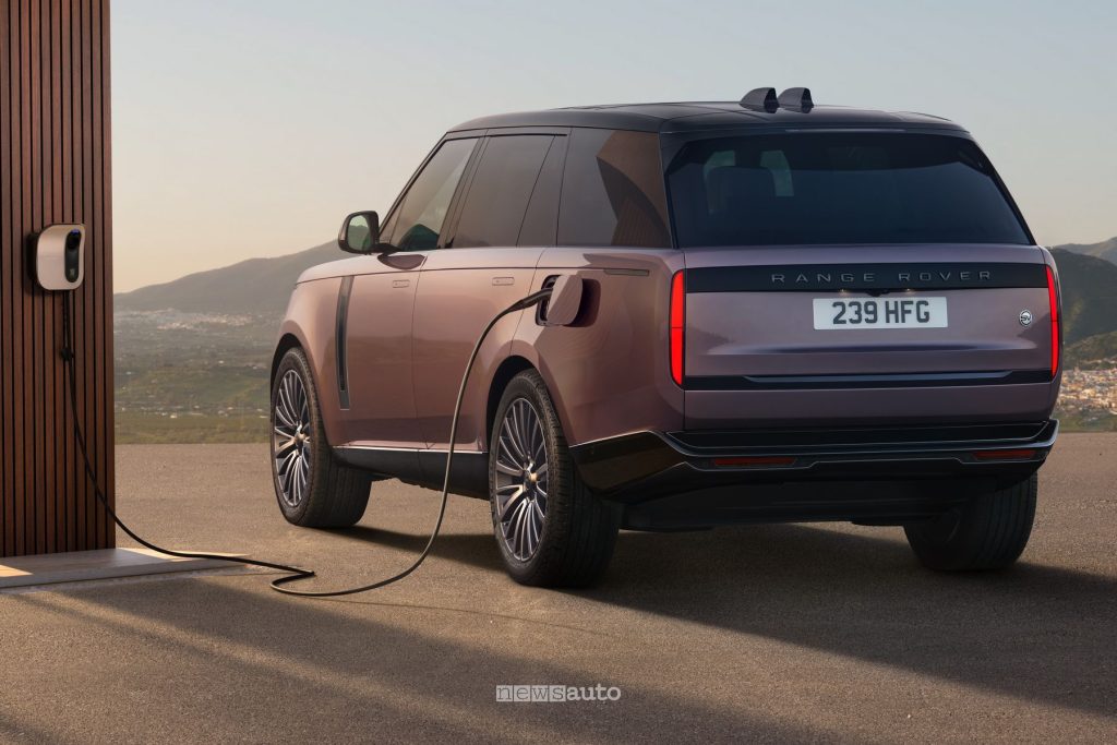 Range Rover Electric in ricarica