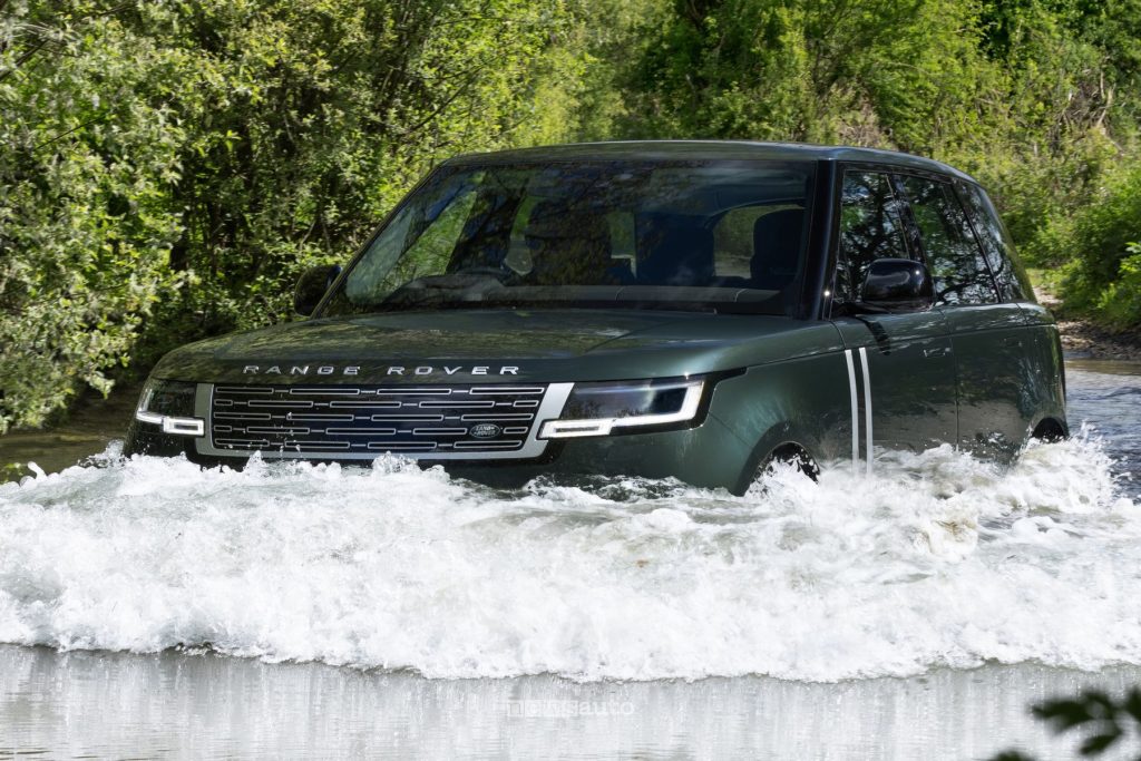 Range Rover Electric guado in off road