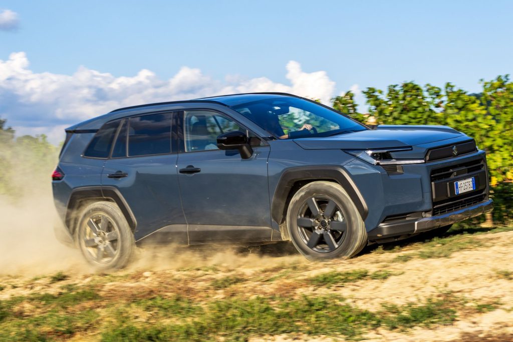 Nuova Suzuki Across plug-in Hybrid in azione sullo sterrato