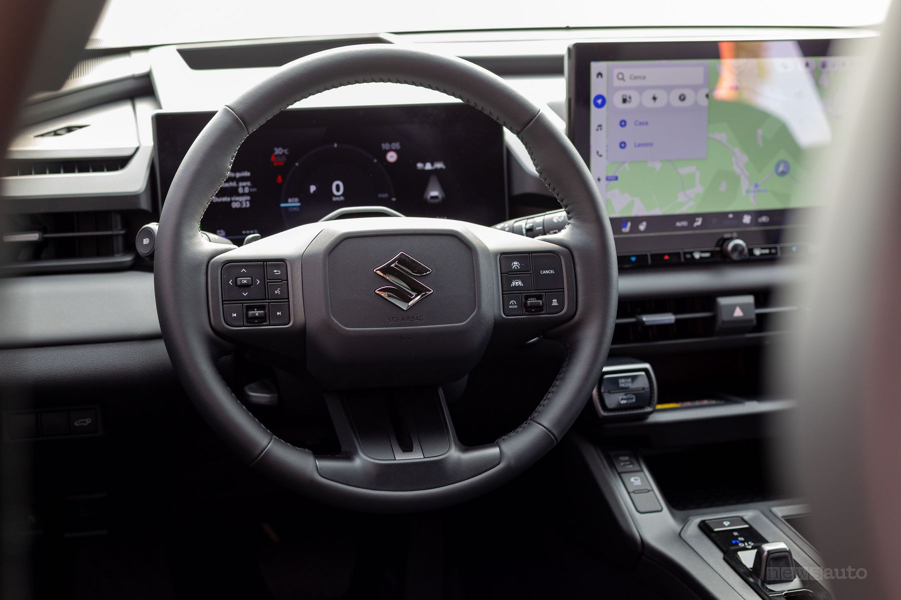 Nuova Suzuki Across plug-in Hybrid volante abitacolo
