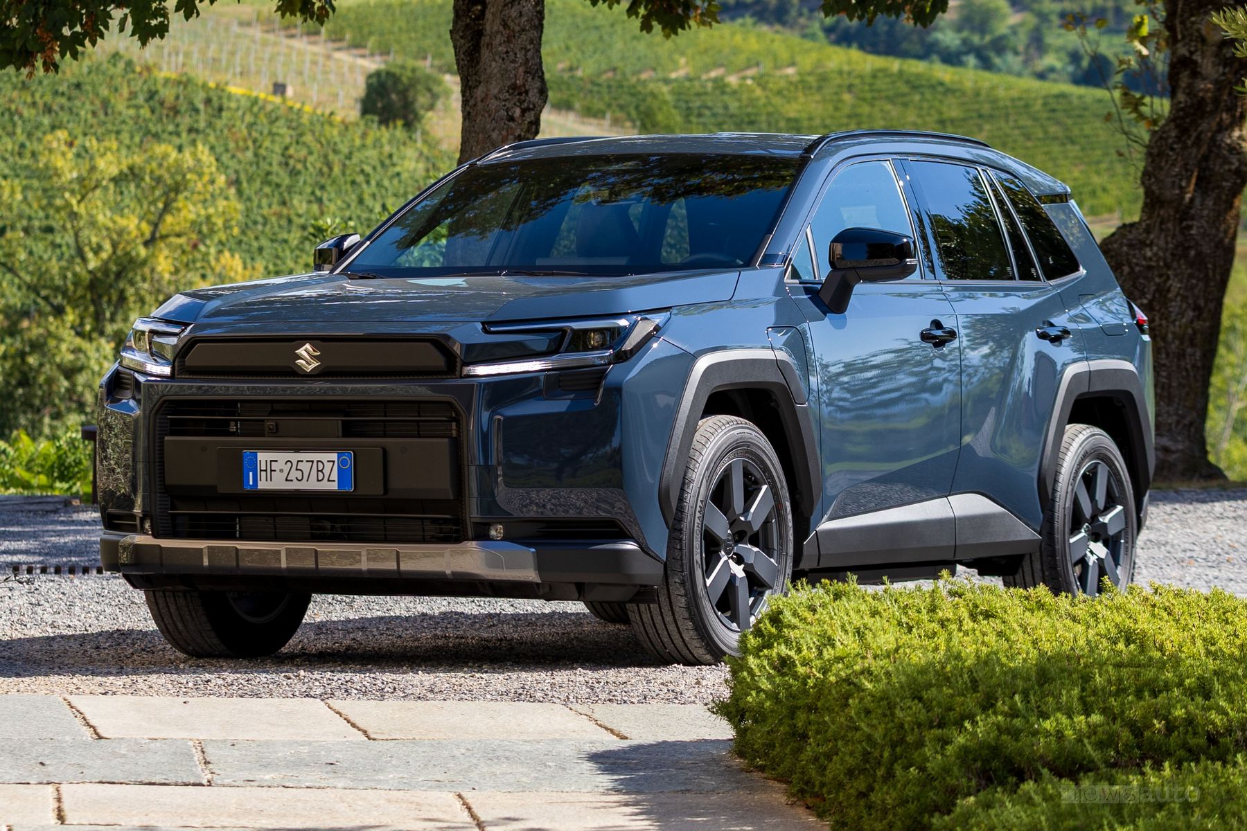 Nuova Suzuki Across plug-in Hybrid anteriore 3/4