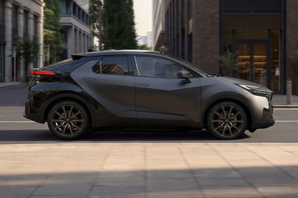 Toyota C-HR GR Sport 2027 su strada