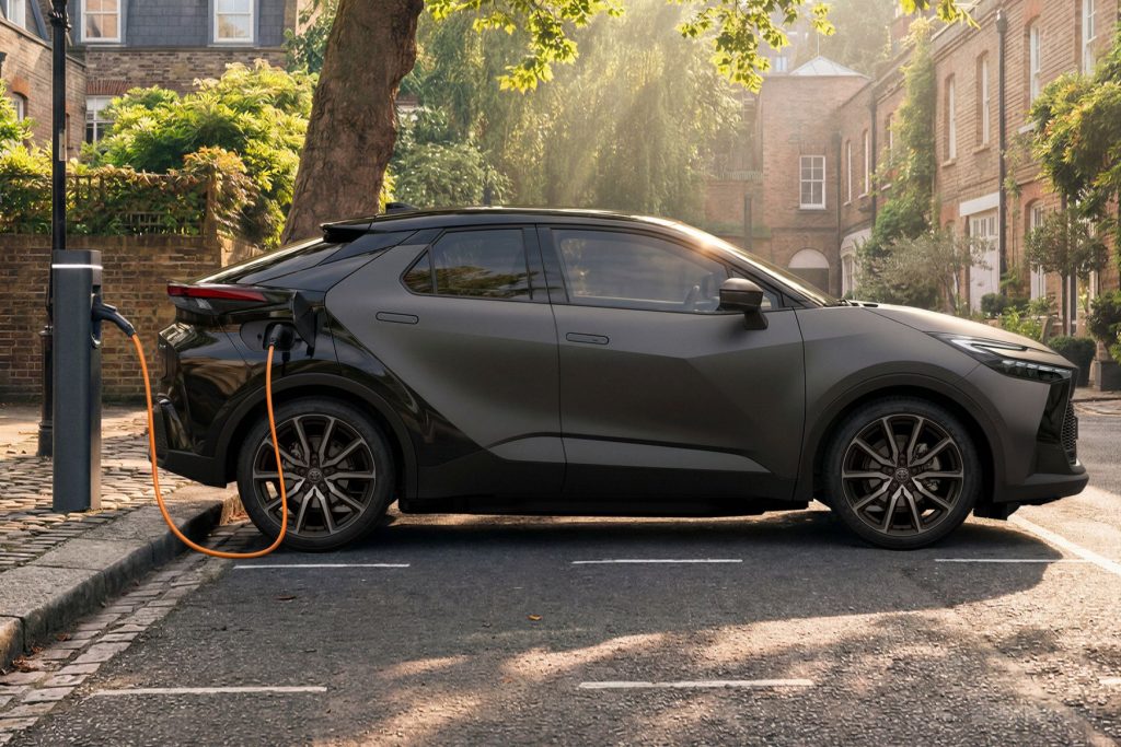 Toyota C-HR GR Sport Plug-In in ricarica