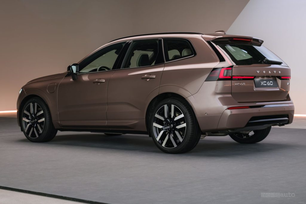 Volvo XC60 2027 posteriore 3/4