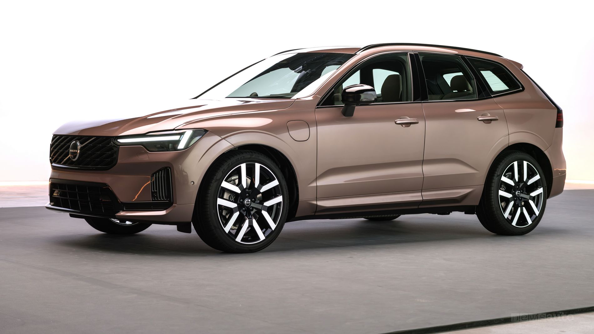 Nuova Volvo XC60 2027: design, autonomia elettrica e tecnologia avanzata