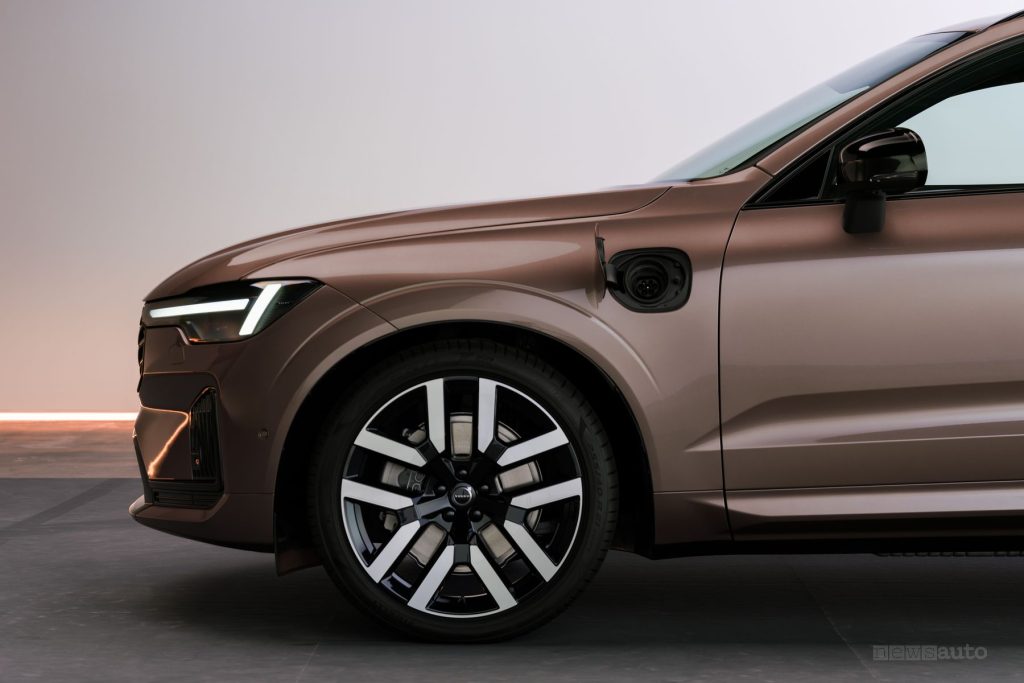 Volvo XC60 2027 plug-in, vano per la ricarica
