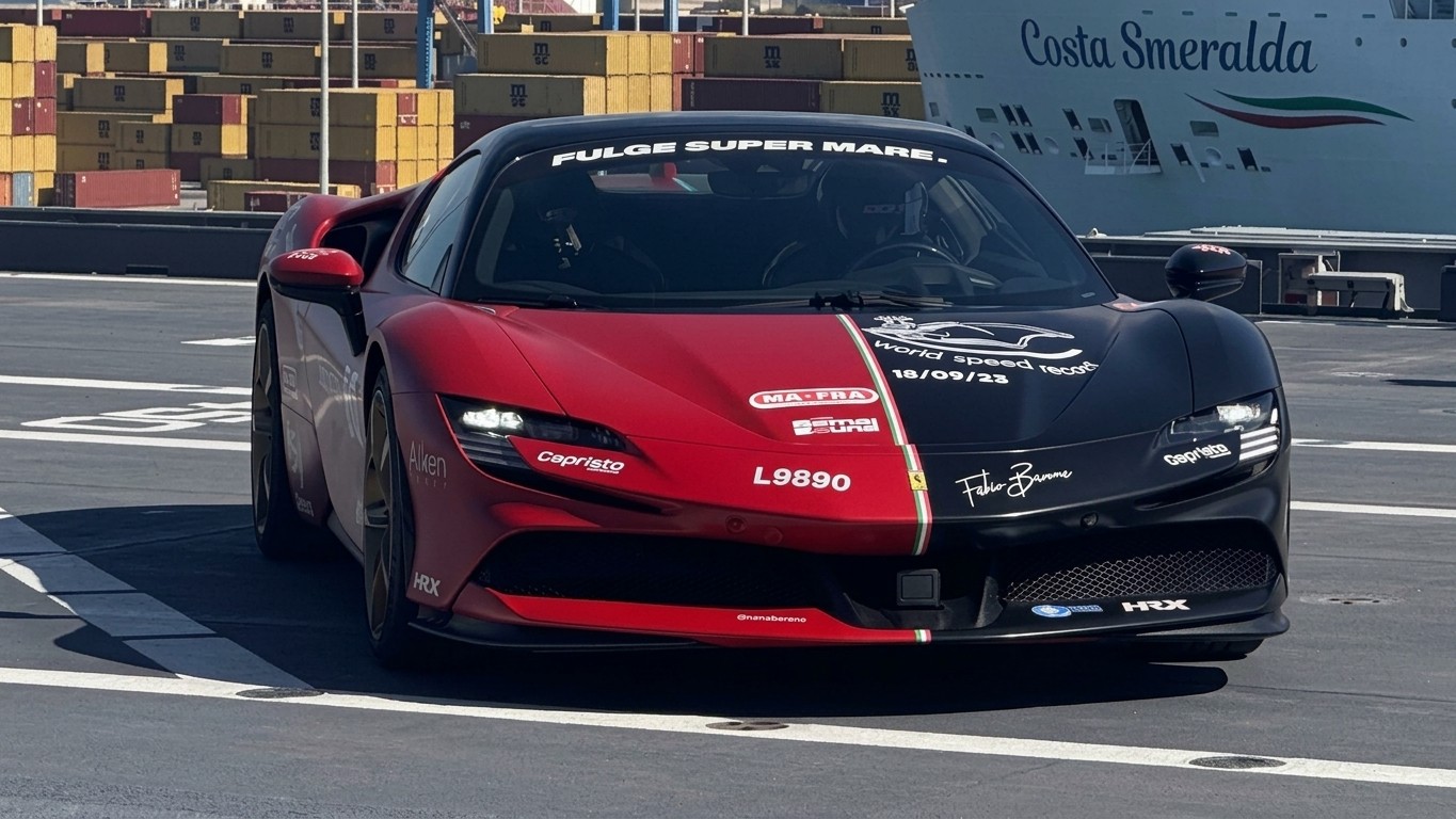 Ferrari SF90 contro F-35: sfida di accelerazione auto contro caccia a Grottaglie