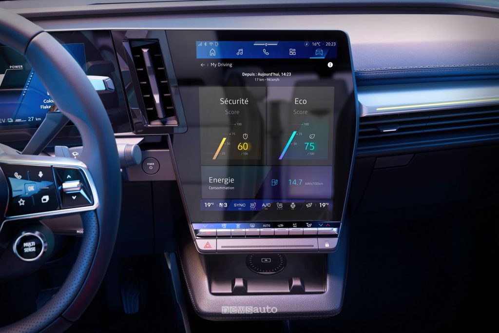 Renault Scenic E-Tech Electric display infotainment e vano per il caricatore a induzione Qi2 / MagSafe