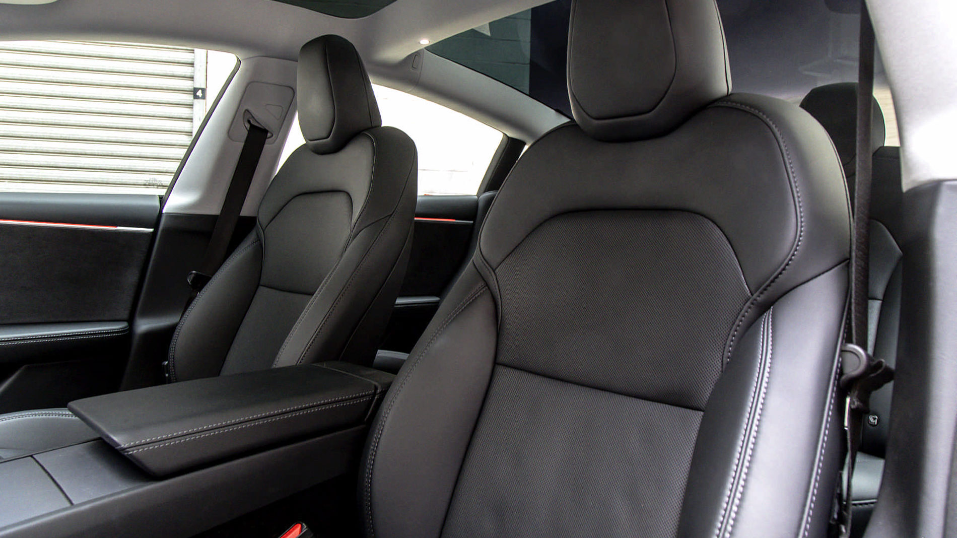 Sedili in pelle sulla Tesla Model 3 bollenti sotto il sole