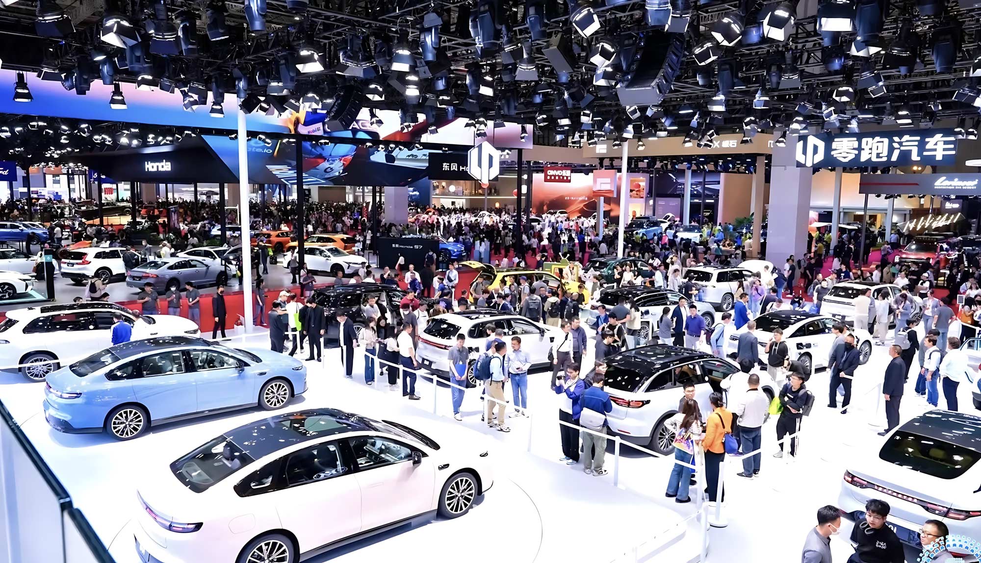 Shanghai 2027: l’intelligenza artificiale ridisegna l’auto del futuro