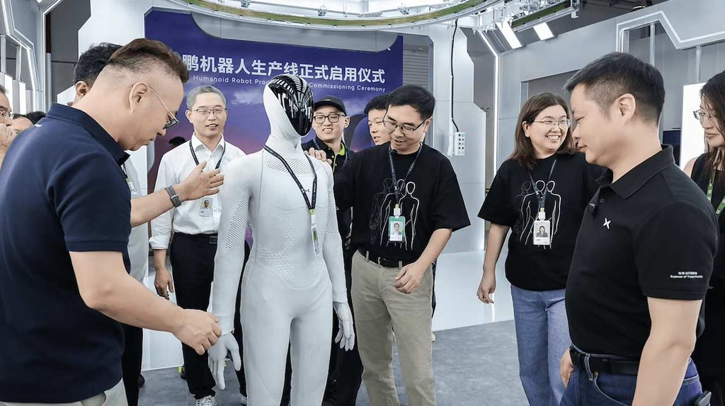 Ecco Iron: robot umanoide Xpeng per gli showroom prima, e per le fabbriche poi
