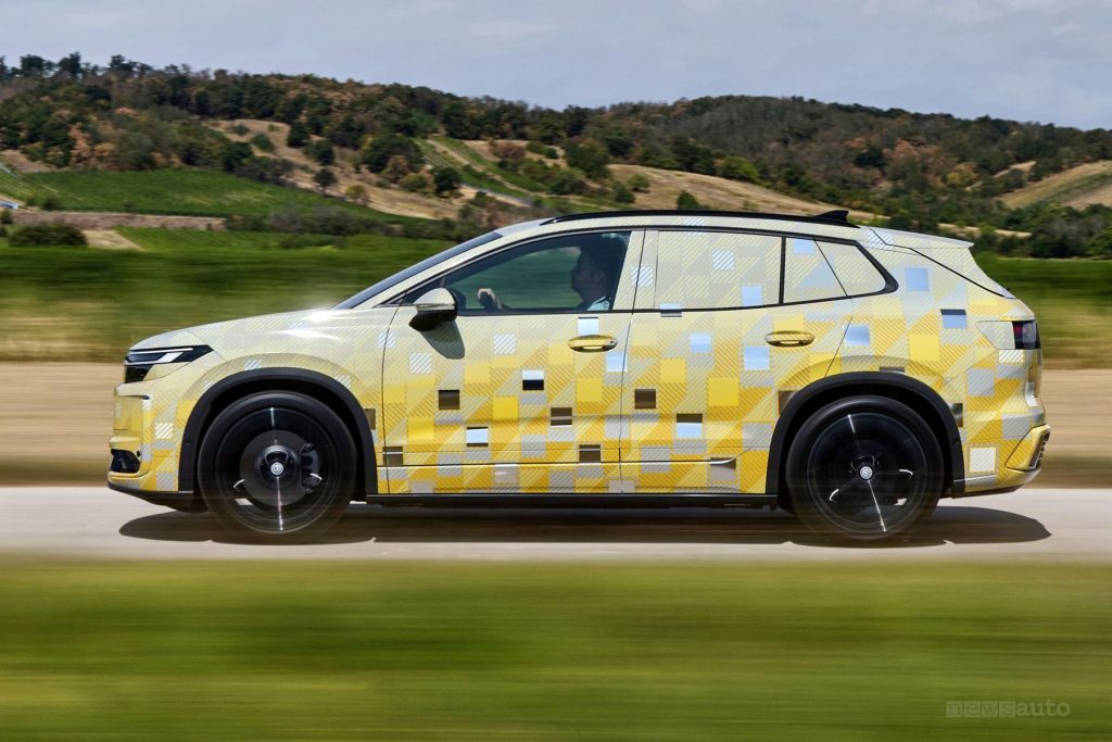 Volkswagen ID. Tiguan su strada in livrea camouflage