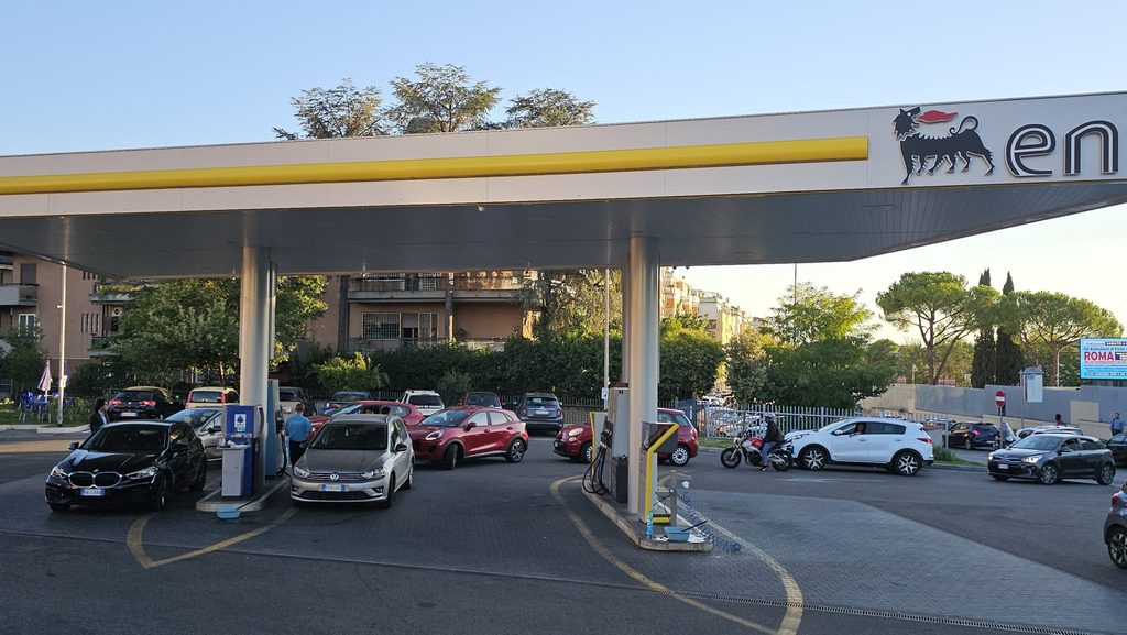 Le file al distributore per fare il pieno del carburante benzina e diesel a prezzi calmierati. (Via della Bufalotta, 378, Roma)