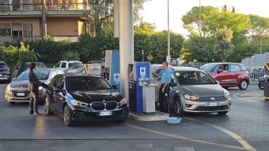 File ai distributori di benzina ENI, qui la stazione ENI a Via della Bufalotta.