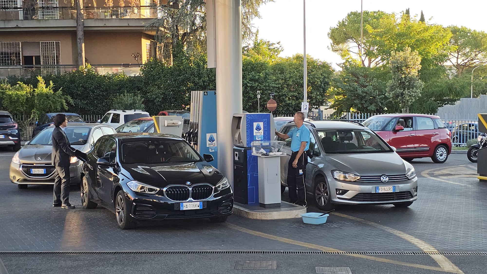 Benzina e diesel a prezzo fisso: file e corsa al pieno da Eni e IP